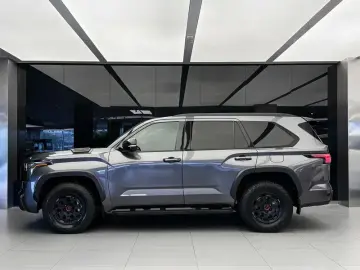 2023 Toyota Sequoia с пробегом 49 000 км
