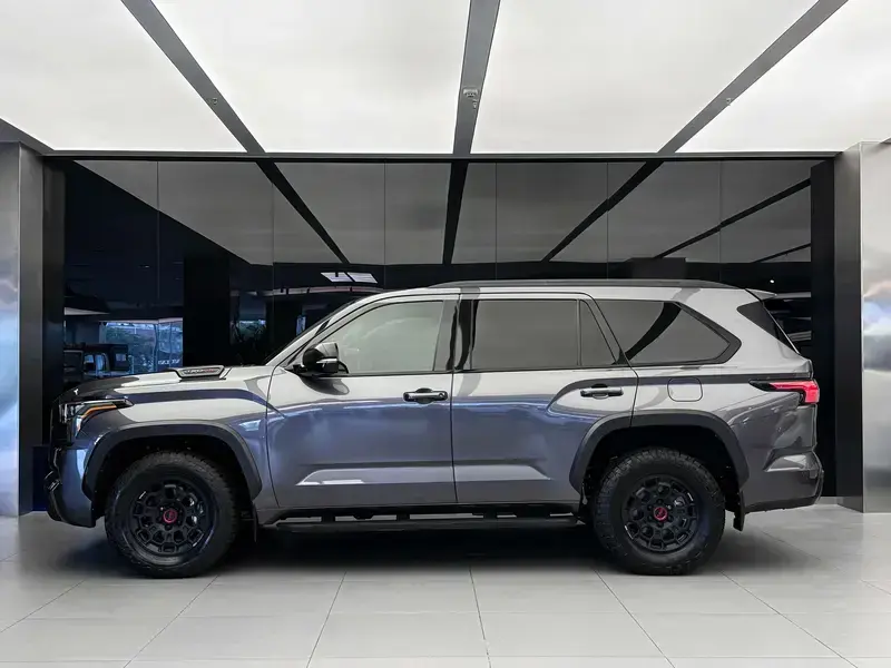 2023 Toyota Sequoia с пробегом 49 000 км