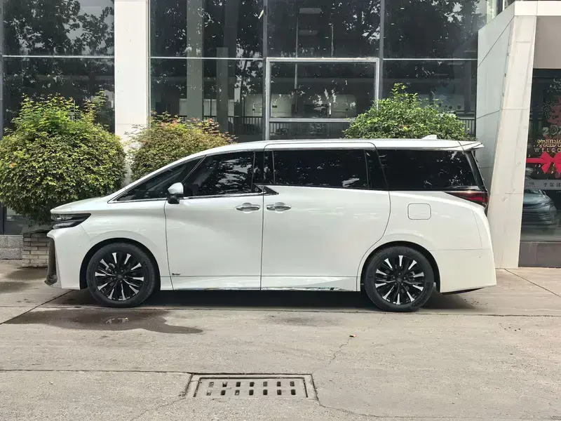 2024 Toyota Vellfire с пробегом 26 000 км