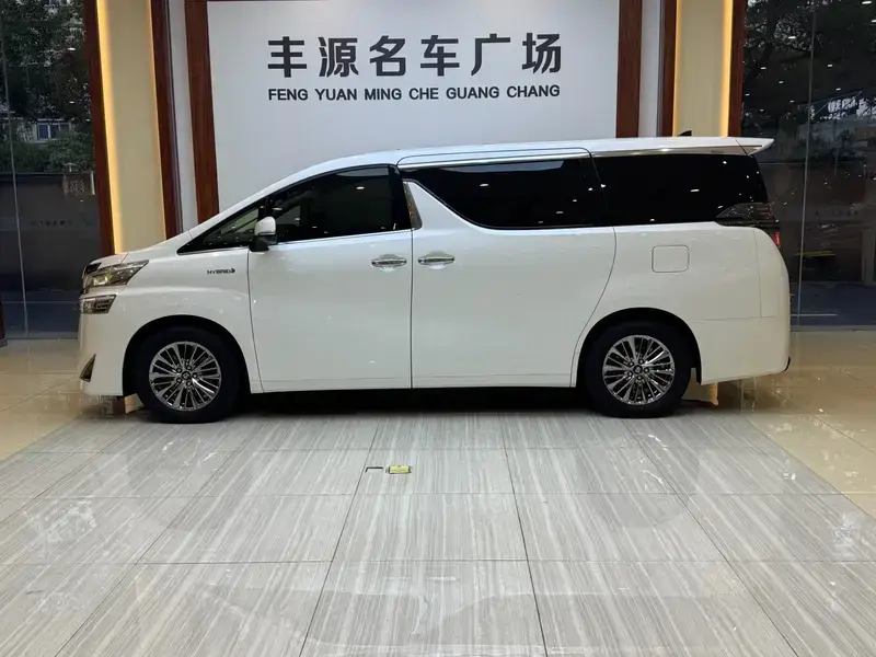 2023 Toyota Vellfire с пробегом 46 000 км