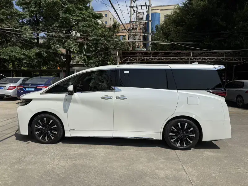 2023 Toyota Vellfire с пробегом 83 000 км