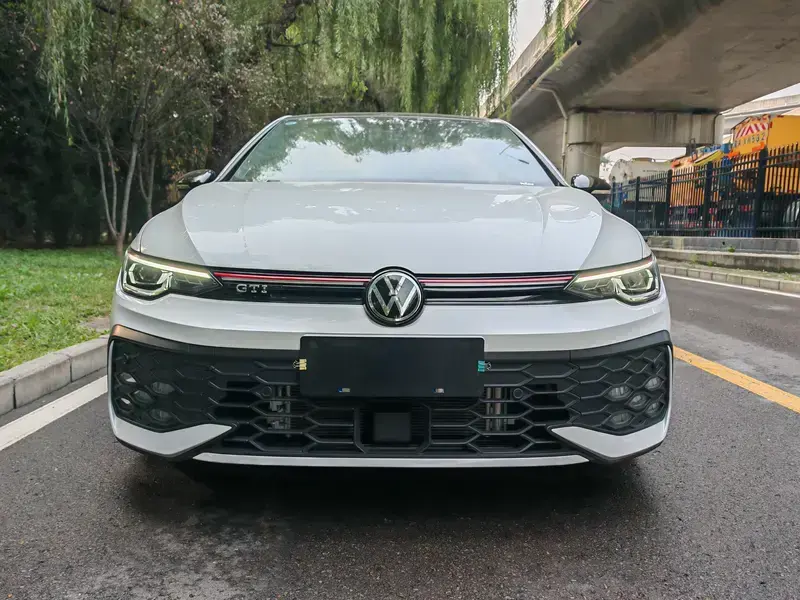 2025 Volkswagen Golf GTI с пробегом 2 800 км