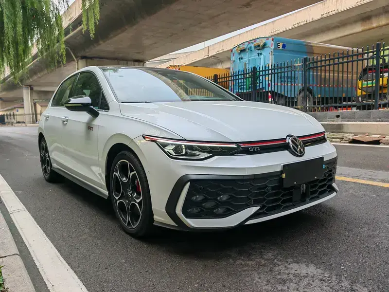 2025 Volkswagen Golf GTI с пробегом 2 800 км