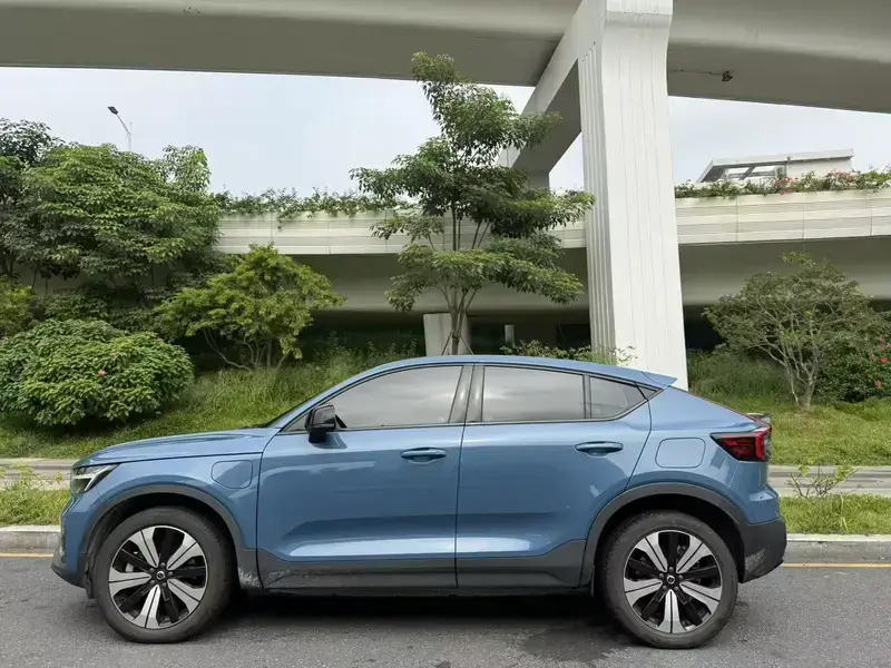 2023 Volvo C40 с пробегом 43 000 км