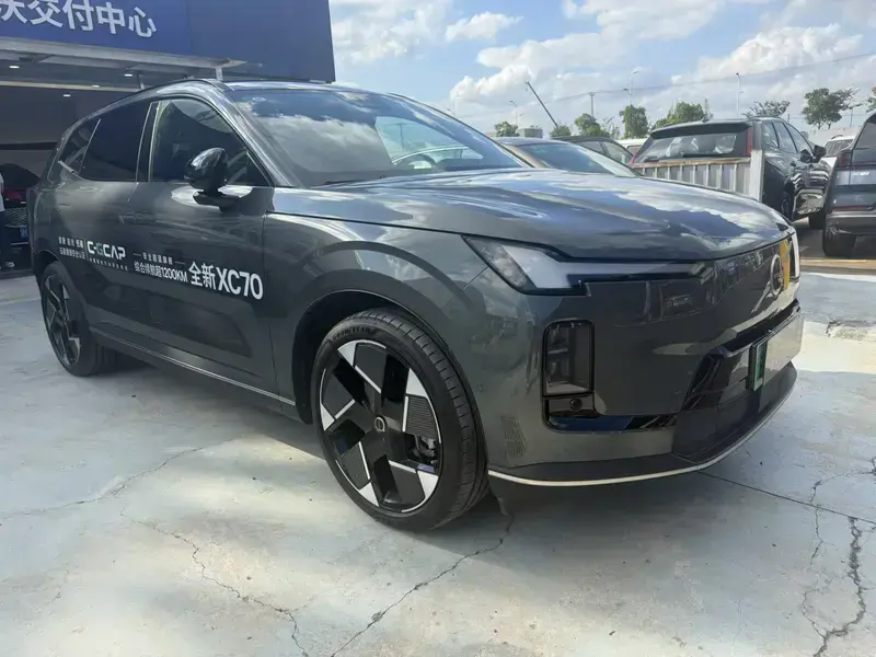 2026 Volvo XC70 с пробегом 300 км