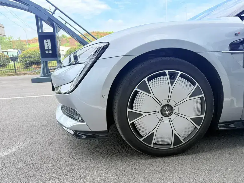 2025 BYD Yangwang U7 с пробегом 23 000 км
