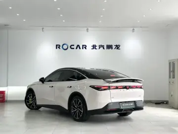 2025 Arcfox Alpha S5 с пробегом 33 000 км