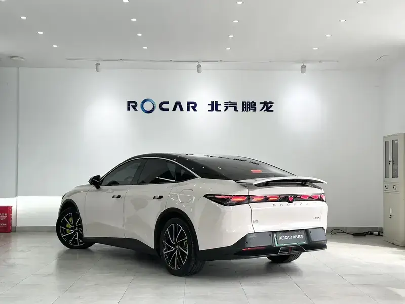 2025 Arcfox Alpha S5 с пробегом 33 000 км