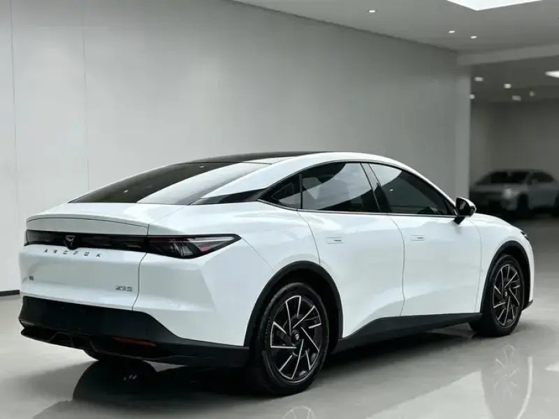 2025 Arcfox Alpha S5 с пробегом 27 000 км