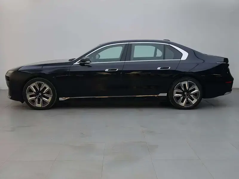 2023 BMW i7 с пробегом 8 600 км