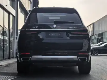 2025 BMW X7 с пробегом 11 000 км