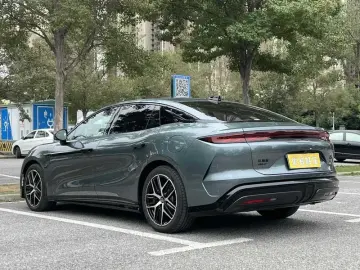 2025 BYD Han L с пробегом 10 000 км
