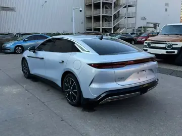 2025 BYD Han L с пробегом 8 000 км