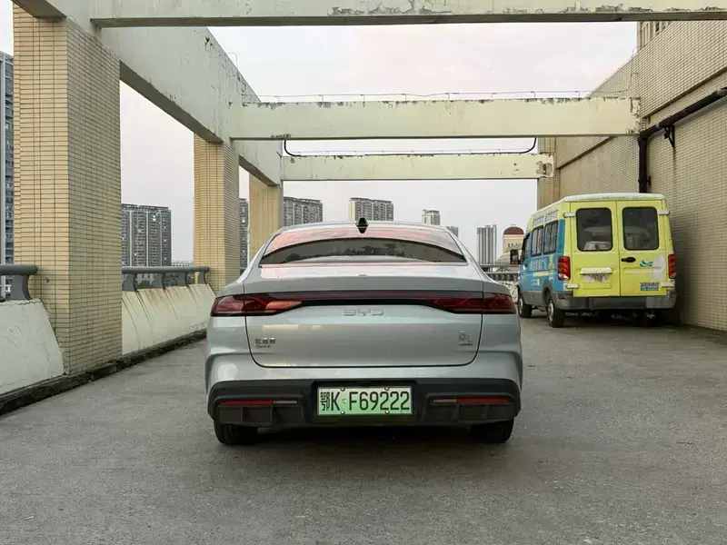 2025 BYD Qin L с пробегом 12 100 км