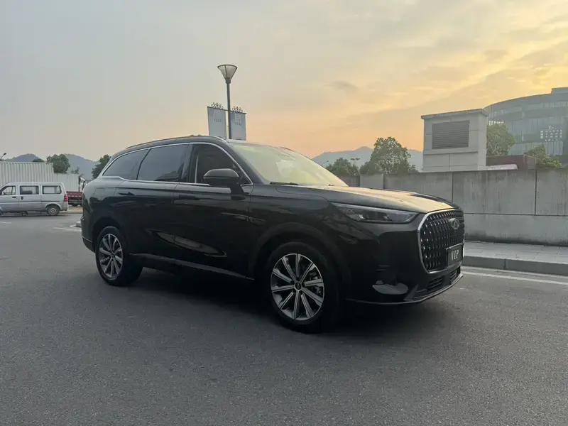 2025 Chery Tiggo 8L с пробегом 10 000 км