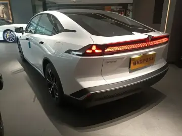 2025 Changan Deepal SL03 с пробегом 100 км
