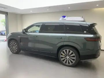 2025 Denza N9 с пробегом 12 100 км