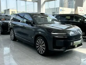 2025 Denza N9 с пробегом 4 000 км