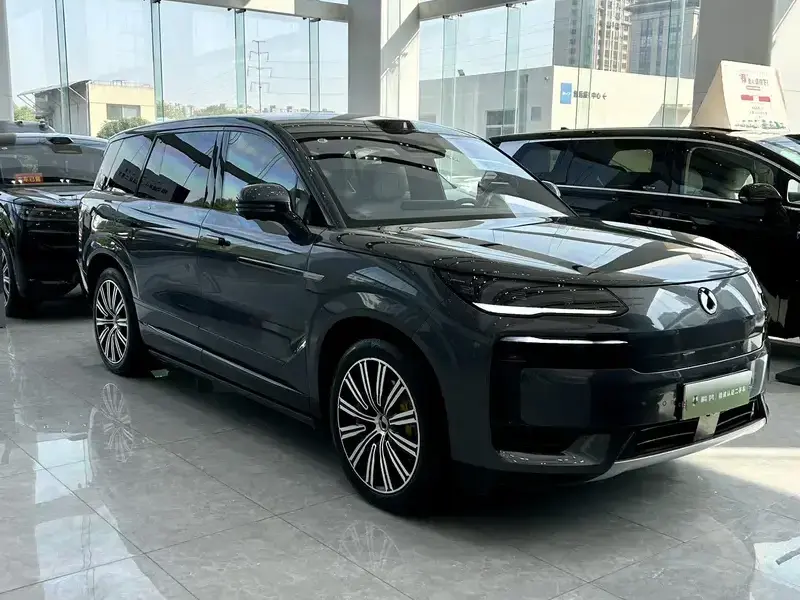 2025 Denza N9 с пробегом 4 000 км