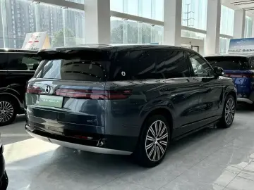 2025 Denza N9 с пробегом 4 000 км