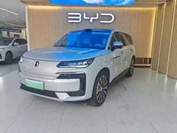 2025 Denza N9 с пробегом 13 700 км