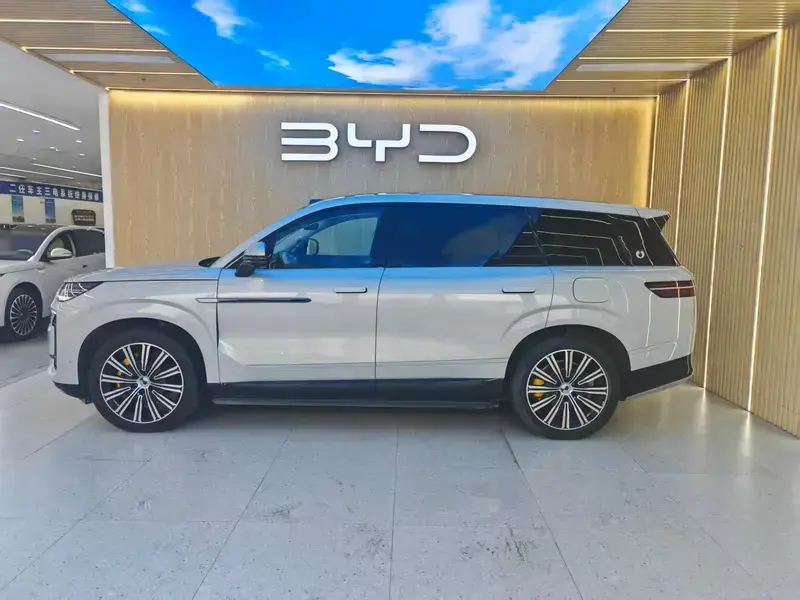 2025 Denza N9 с пробегом 13 700 км