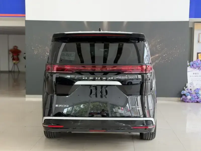 2025 Denza D9 с пробегом 38 000 км
