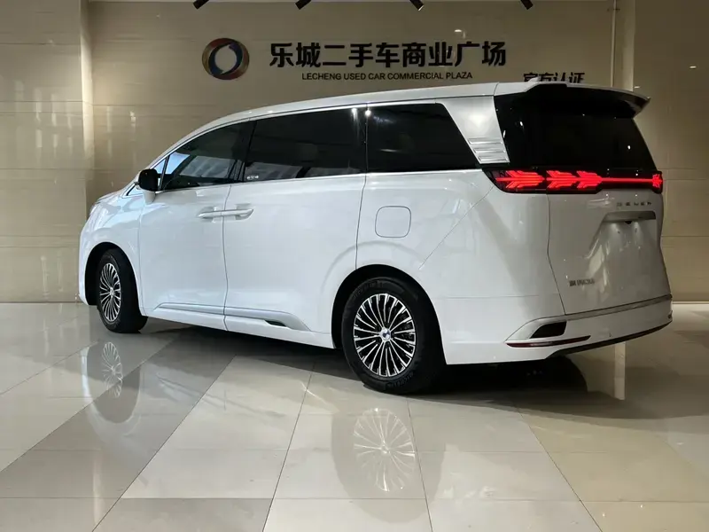 2022 Denza D9 с пробегом 29 000 км
