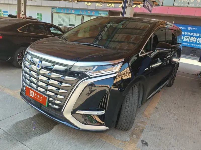 2024 Denza D9 с пробегом 10 800 км