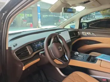 2024 Denza D9 с пробегом 10 800 км