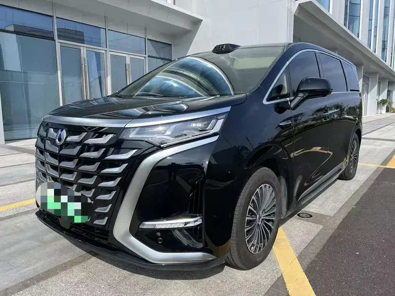 2025 Denza D9 с пробегом 15 000 км