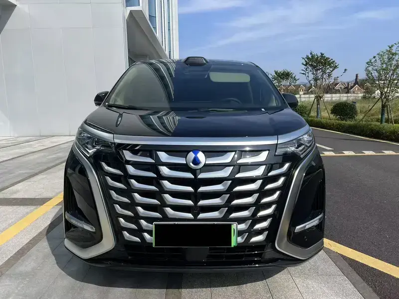 2025 Denza D9 с пробегом 15 000 км