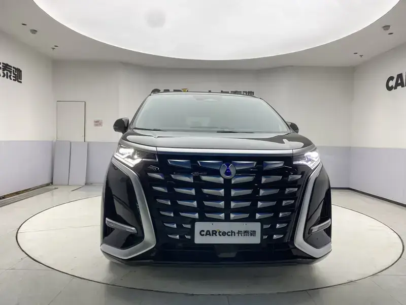 2024 Denza D9 с пробегом 12 000 км