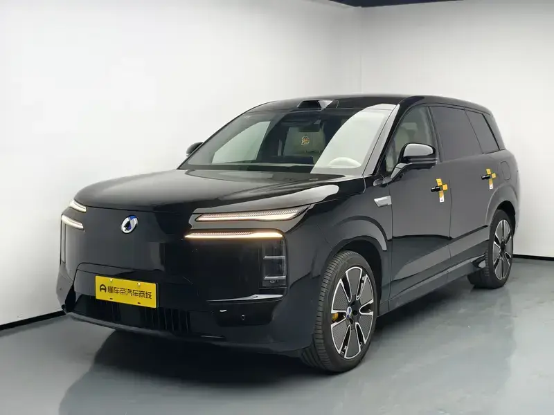 2025 Denza N8L с пробегом 8 100 км