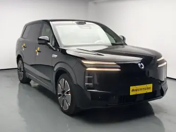 2025 Denza N8L с пробегом 8 100 км