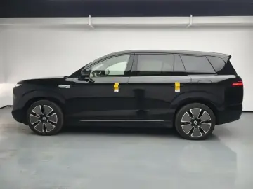 2025 Denza N8L с пробегом 8 100 км