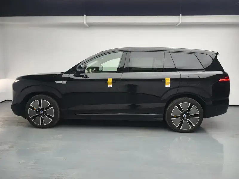 2025 Denza N8L с пробегом 8 100 км