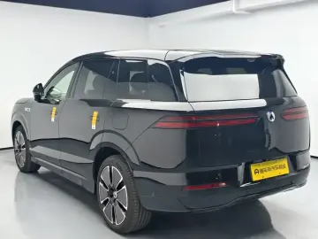 2025 Denza N8L с пробегом 8 100 км