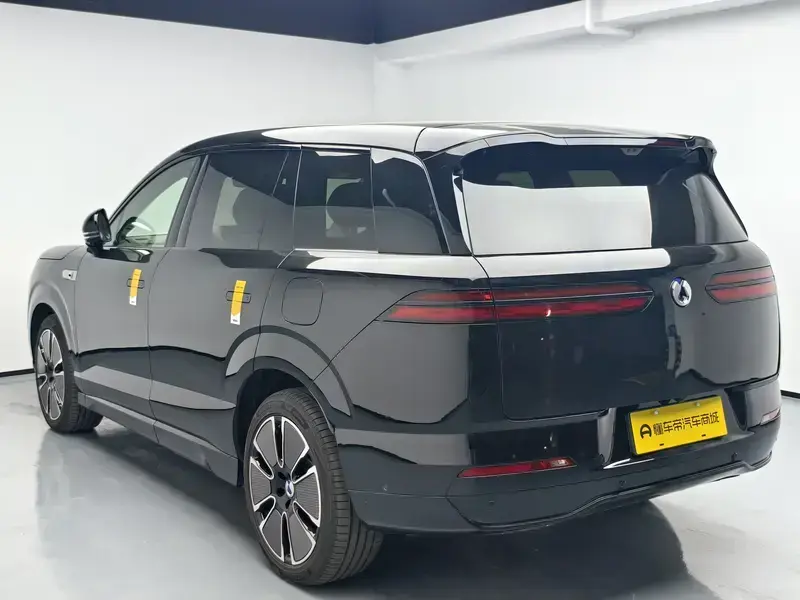 2025 Denza N8L с пробегом 8 100 км