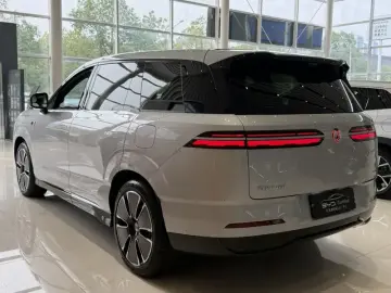 2025 Denza N8L с пробегом 14 100 км