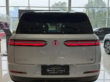 2025 Denza N8L с пробегом 14 100 км