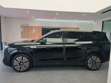 2025 Denza N8L с пробегом 8 600 км