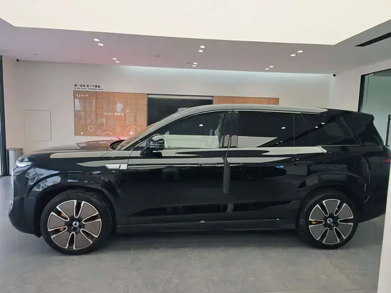 2025 Denza N8L с пробегом 8 600 км