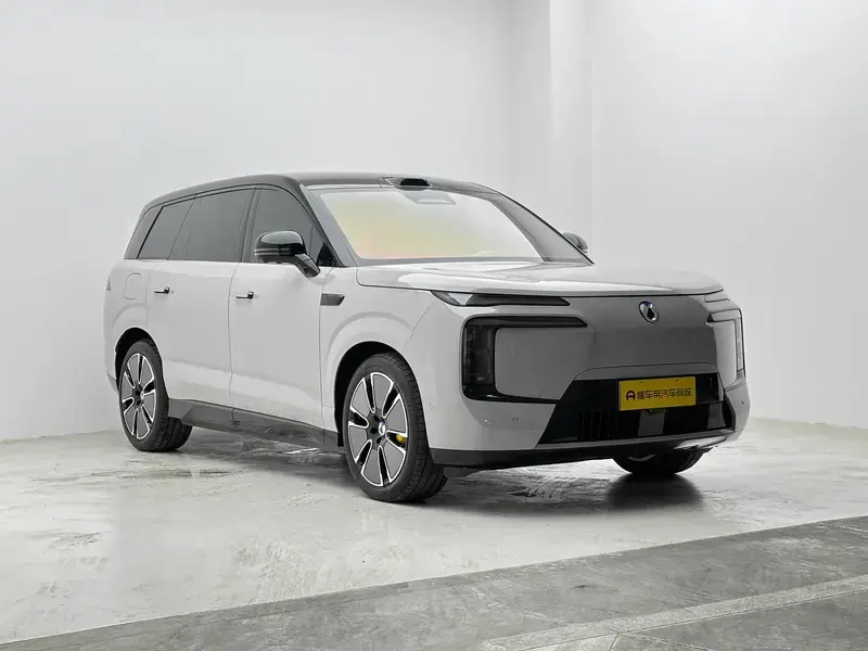 2025 Denza N8L с пробегом 12 400 км