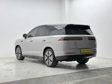 2025 Denza N8L с пробегом 12 400 км