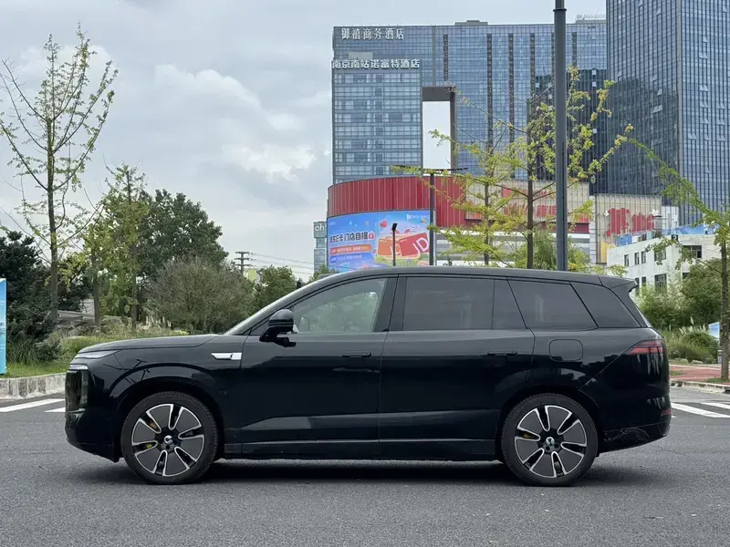 2025 Denza N8L с пробегом 19 200 км