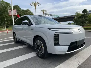 2025 Denza N8L с пробегом 13 000 км