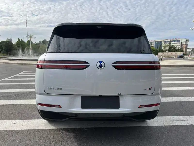 2025 Denza N8L с пробегом 13 000 км