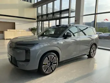 2025 Denza N8L с пробегом 7 800 км