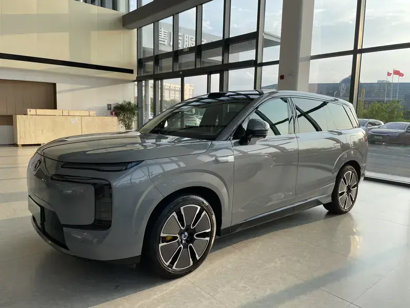 2025 Denza N8L с пробегом 7 800 км